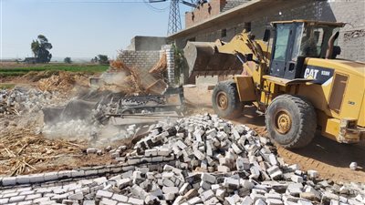 محافظ أسيوط: إزالة 33 حالة تعد واسترداد 1885 مترًا من المباني و88 فدانا من الأراضي الزراعية 