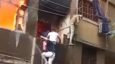 لحظات تحبس الأنفاس لإنقاذ مسن من حريق في دار السلام |صور 