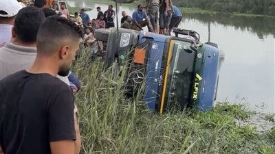 انقلاب تريلا داخل مصرف بطريق المنصورة – دكرنس دون إصابات