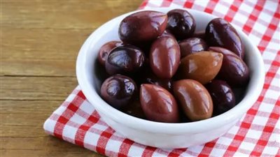 جديدة وسريعة | طريقة تخليل الزيتون الكلاماتا.. يحتاج ملح أكثر والنقع يزيل مرارته 