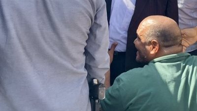 محافظ الأقصر يوقف موكبه استجابة لطلب شاب من ذوي الهمم: طلبك مجاب يا أمير