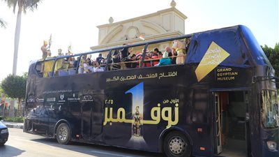 محافظ القاهرة: أتوبيسات مكشوفة تجوب شوارع المحافظة للترويج للمتحف المصري الكبير| صور