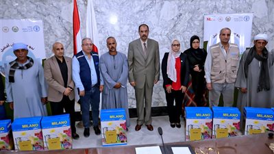 محافظ سوهاج يشهد تسليم معدات ري حديثة للفلاحين باحتفالية تخريج مدارس المزارعين الحقلية