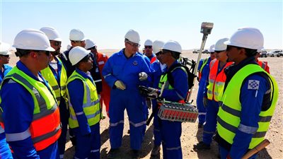 وزير البترول يتابع ميدانيًا انطلاق المسح السيزمي غرب أسيوط لجذب استثمارات جديدة في استكشاف الغاز