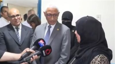 مصابة فلسطينية تهدي رسالة شكر وباقة ورد لمصر والرئيس السيسي