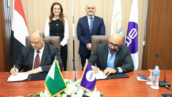 جانب من التوقيع