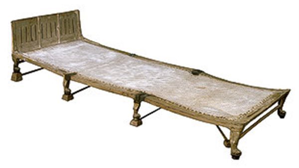 أول سرير قابل للطي