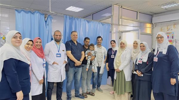 الفريق الطبي بمستشفى