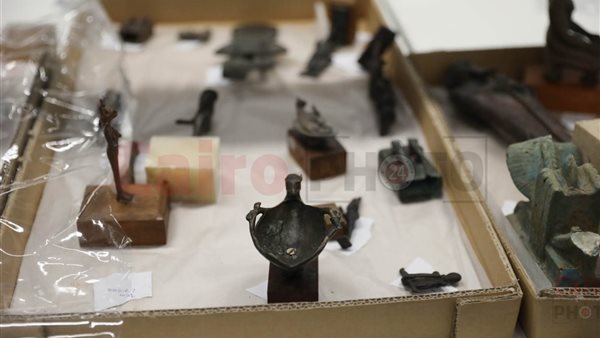  تماثيل الآلهة 