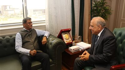 وزير الكهرباء يستقبل سفير الهند لدى القاهرة لبحث التعاون والشراكة في مجالات الطاقة المتجددة والهيدروجين الأخضر