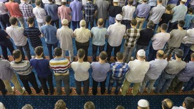 ما العدد الذي تنعقد به صلاة الجماعة؟.. المفتي يجيب 