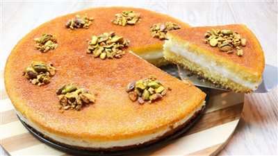 فاخرة وغنية بالمكسرات.. طريقة عمل بسبوسة بالقشطة سهلة