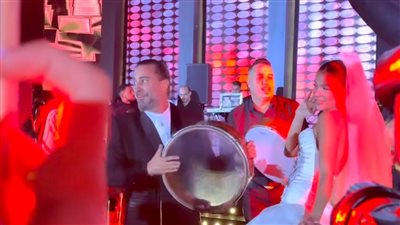 بالدف.. هادي الباجوري يُشعل حفل زفافه على هايدي خالد