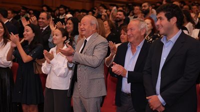 ساويرس بعد منح والدته الدكتوراه الفخرية من الجامعة البريطانية: كانت دائمًا تناضل من أجل الفقراء