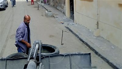 للتيسير على المواطنين.. حي وسط بالإسكندرية يشن حملة لرفع حواجز الشوارع المخالفة 