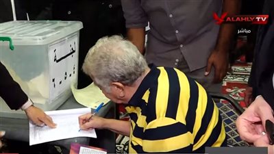 حسن حمدي وربيع ياسين وسامي قمصان يدلون بأصواتهم في انتخابات الأهلي