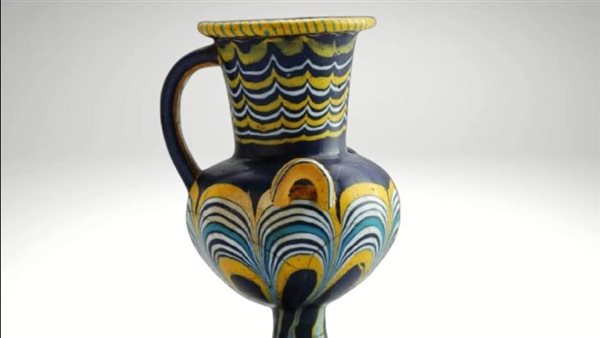 إناء زجاجي ملون من