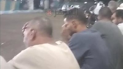 أمام المشرحة.. انهيار أسرة موظف بالصحة قُتل بطلق ناري إثر مشاجرة في قنا | صور