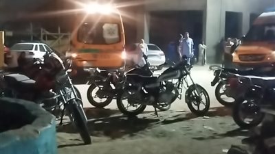 بعد التصريح بالدفن.. قساوسة وكهنة وأسرة قمص وزوجته ينتظرون استلام جثمانيهما أمام مشرحة قنا العام| صور