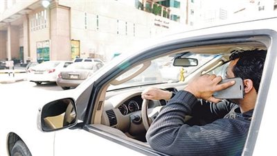 غرامة وسحب الرخصة.. عقوبة استخدام الهاتف عند قيادة السيارة