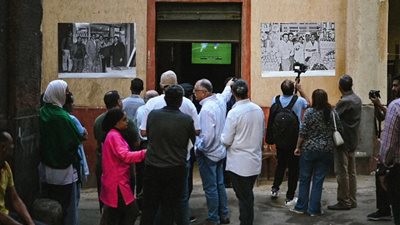 بين الماضي والحاضر.. شوارع كوم الدكة بالإسكندرية تحتضن معرضا يوثق ستينيات وسبعينيات القرن الماضي