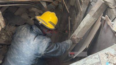 استخراج مسن على قيد الحياة من تحت أنقاض عقار روض الفرج والبحث عن صغير