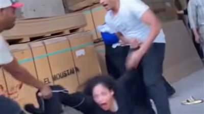 الأمن يفحص فيديو تعدي شابين على سيدة وسط الشارع بإمبابة