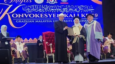 رئيس جامعة الأزهر خلال تكريم خريجي ماليزيا: نهنئكم بالتخرج ونهنئ العالم بافتتاح المتحف الكبير