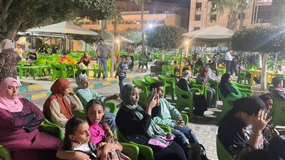 توافد المواطنين على ساحة نادي بنها الرياضي لمتابعة احتفالية افتتاح المتحف المصري الكبير