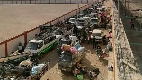 زحام السيارات والمواطنين