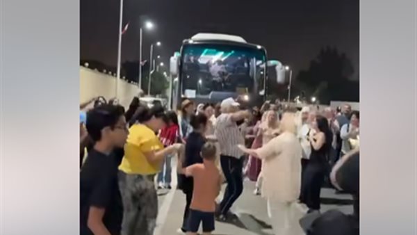 سياح يشاركون المصريين