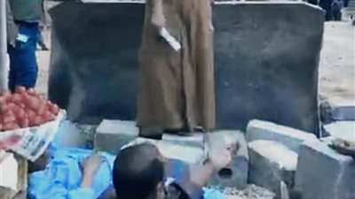 ناموا قدام اللودر.. القبض على تاجر ونجله اعترضا تركيب البلدوران بشوارع دار السلام في سوهاج