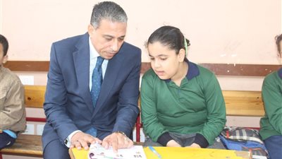 مدير تعليم الجيزة يشدد على تفعيل دور الإشراف اليومي والاهتمام بنظافة المدارس وتشجير ساحاتها 