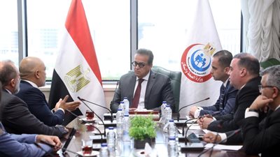 وزير الصحة يبحث مع شركة اتصالات مصر تطورات تنفيذ قاعدة بيانات صحية موحدة