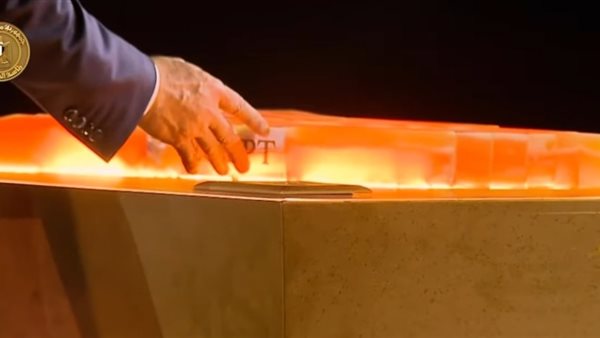 الرئيس السيسي يضع