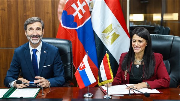 جانب من التوقيع