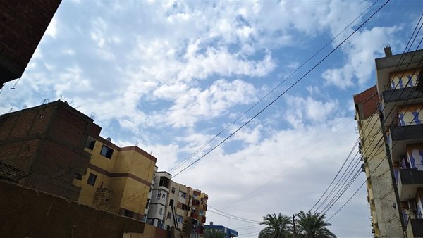 غيوم كثيفة تغطي سماء