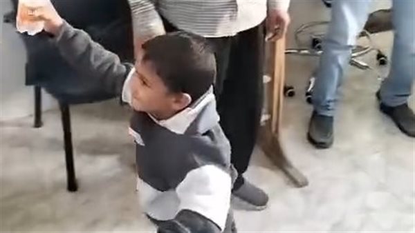 الصغير المصاب بالشلل