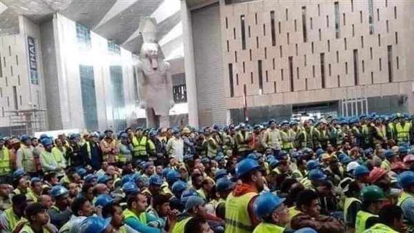 عمال ومهندسي المتحف