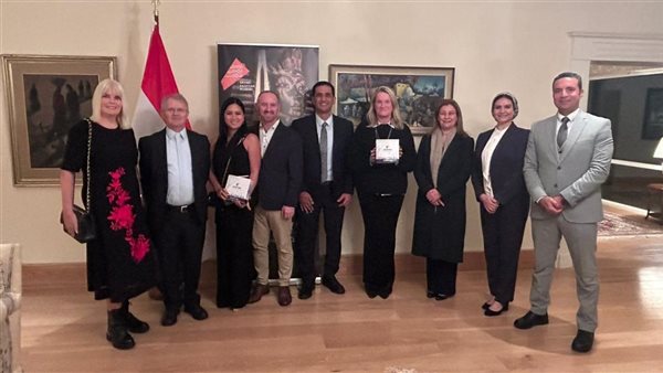 جانب من توزيع الهدايا