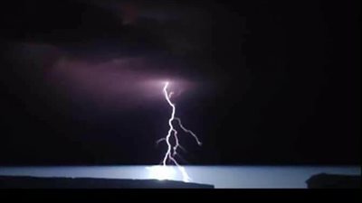 طقس المنيا وبني مزار.. مشاهد حية للبرق وتحذيرات من الأمطار الرعدية