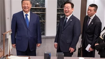 الرئيس الصيني يهدي نظيره الكوري الجنوبي هاتفين شاومي.. ويمازحه: قد تحتوي على برامج تجسس