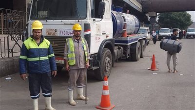 بعد تعرضها للكسر.. إصلاح شبكة صرف صحي بمنطقة كامب شيزار بالإسكندرية لحل أزمة تجمعات المياه 