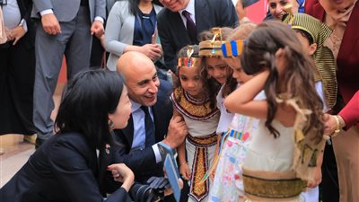 تزامنًا مع افتتاح المتحف المصري الكبير.. الطلاب يستقبلون الأميرة أكيكو ووزير التعليم بالزي الفرعوني احتفاءً بالحضارة المصرية 