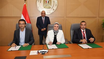 وزير الكهرباء يشهد توقيع اتفاقيات لتنفيذ مشروعين للطاقة الشمسية ومحطتين لبطاريات التخزين