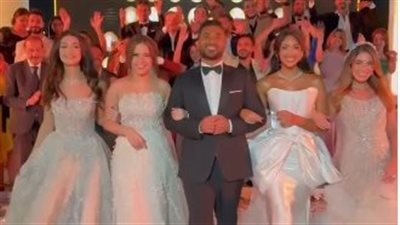 مسلسل أم إعلان؟.. سبب ظهور أحمد سعد رفقة 4 فنانات يرتدين فساتين زفاف