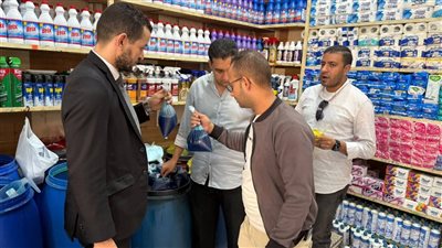 تموين القليوبية يضبط 2 طن منظفات مجهولة المصدر وسجائر بدون فواتير بالخانكة