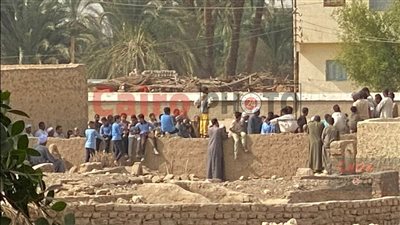 ودعوه بزي المدرسة.. طلاب الشيخ البغدادي بالأقصر يشاركون في تشييع جنازة مدير مدرستهم | صور 