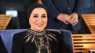 بخيوط من ذهب.. فستان السيدة انتصار السيسي في افتتاح المتحف المصري الكبير يروي حكاية مصر