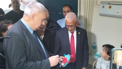 السفير الألماني يوزع الهدايا على الأطفال الفلسطينيين في مستشفى العريش العام